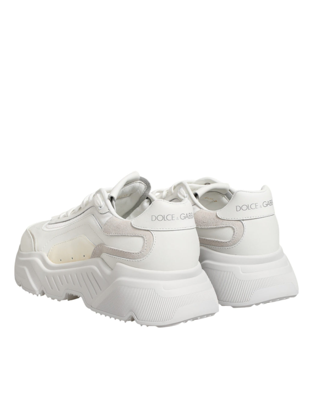 Chaussures sneakers basses en cuir blanc Dolce & Gabbana Daymaster, visibles avec détails de design et semelle en caoutchouc blanc.