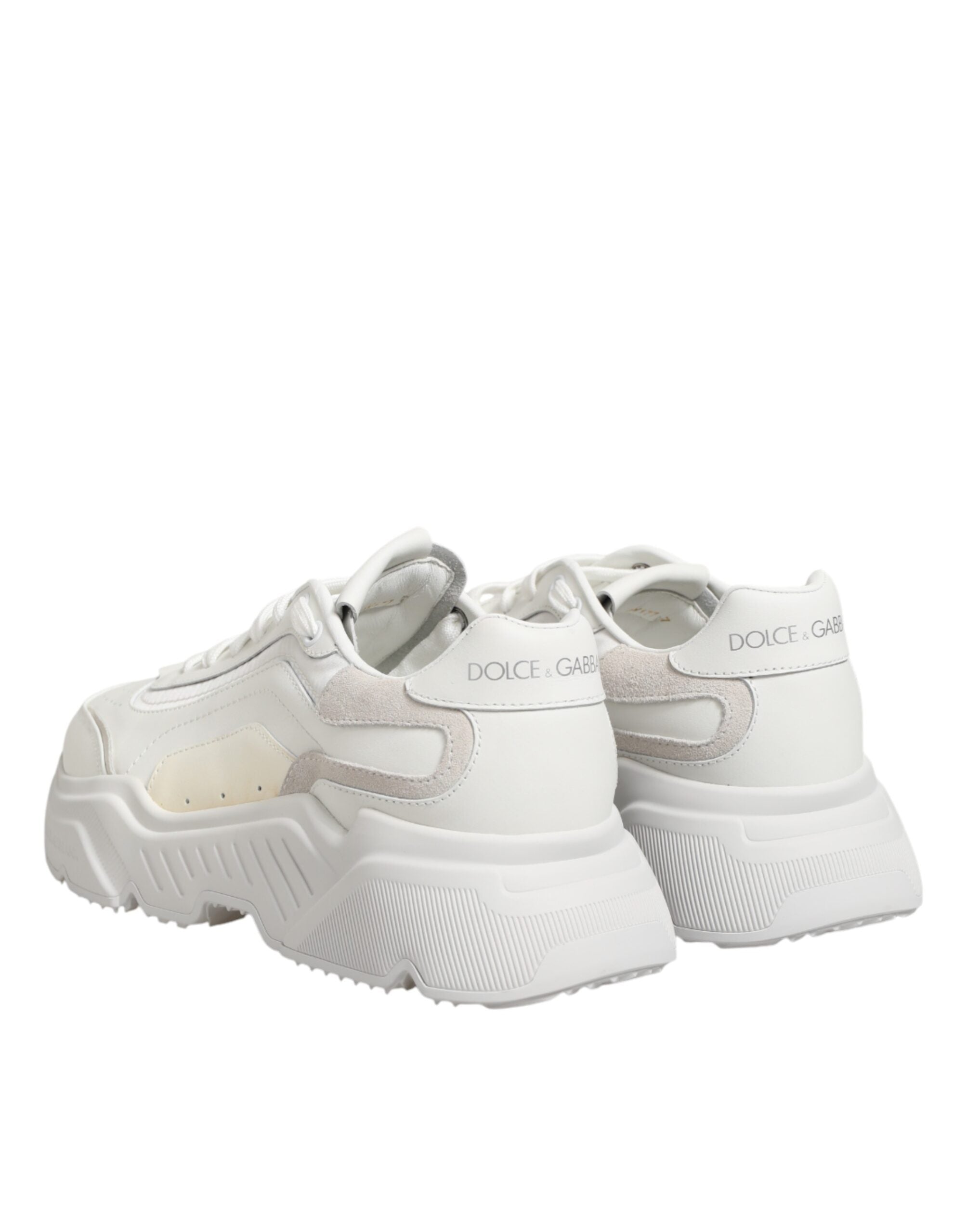 Chaussures sneakers basses en cuir blanc Dolce & Gabbana Daymaster, visibles avec détails de design et semelle en caoutchouc blanc.