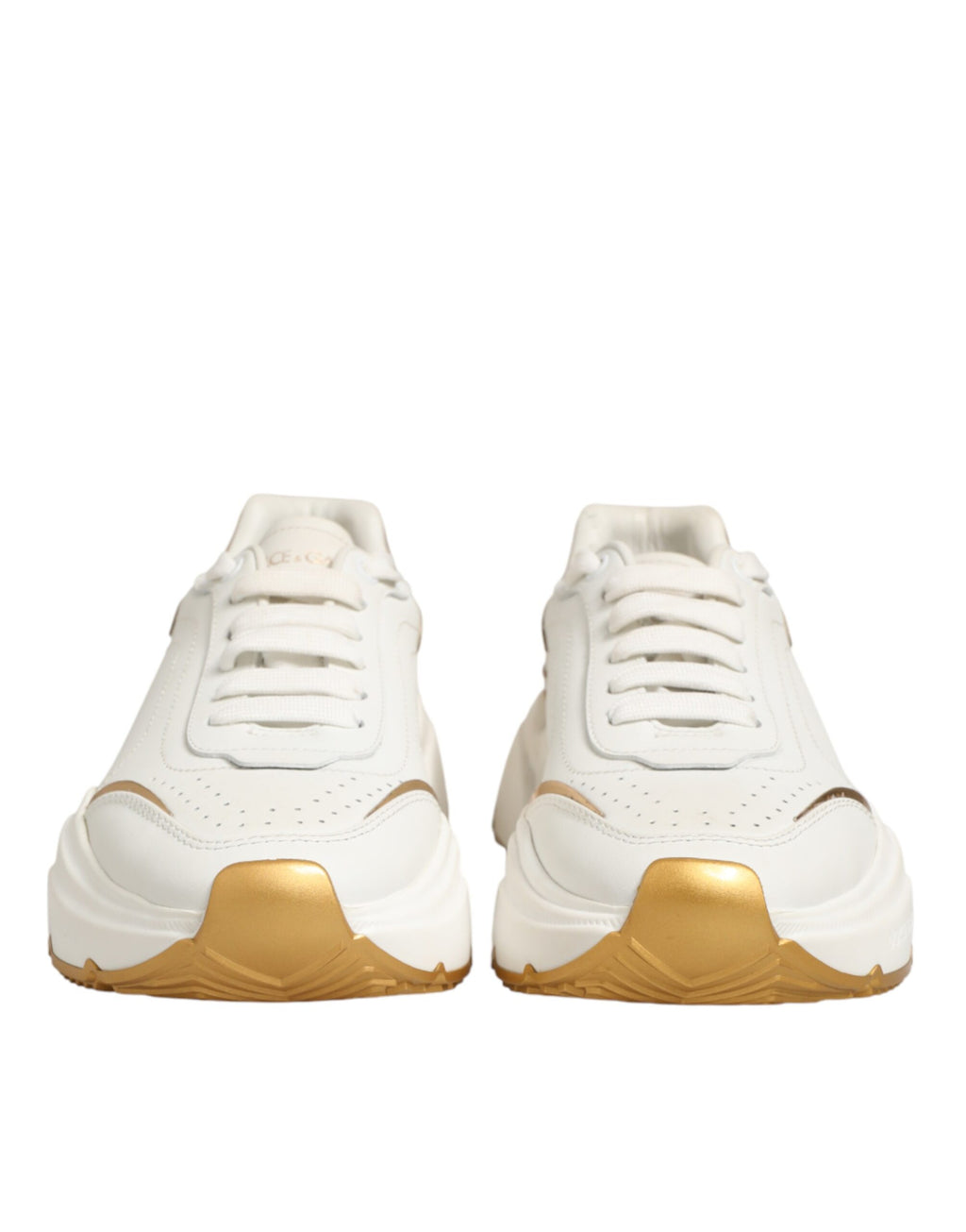 Chaussures sneakers basses Dolce & Gabbana Daymaster en or blanc, vue de face, en cuir avec détails élégants.