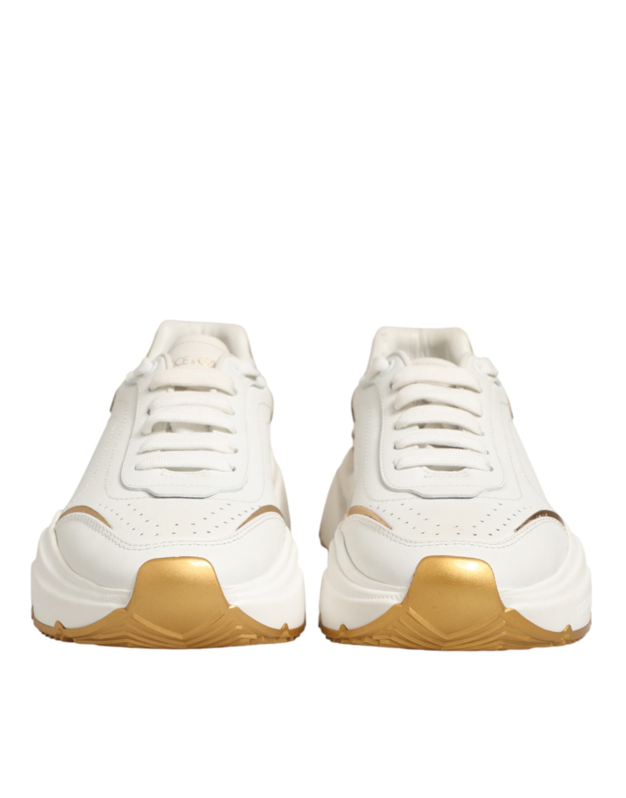 Chaussures sneakers basses Dolce & Gabbana Daymaster en or blanc, vue de face, en cuir avec détails élégants.