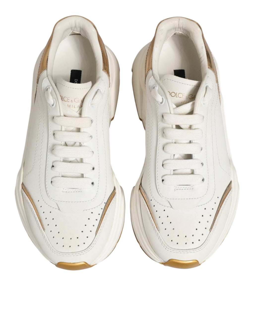 Chaussures sneakers basses Dolce & Gabbana Daymaster en or blanc, vue rapprochée, détails de la semelle et design élégant.