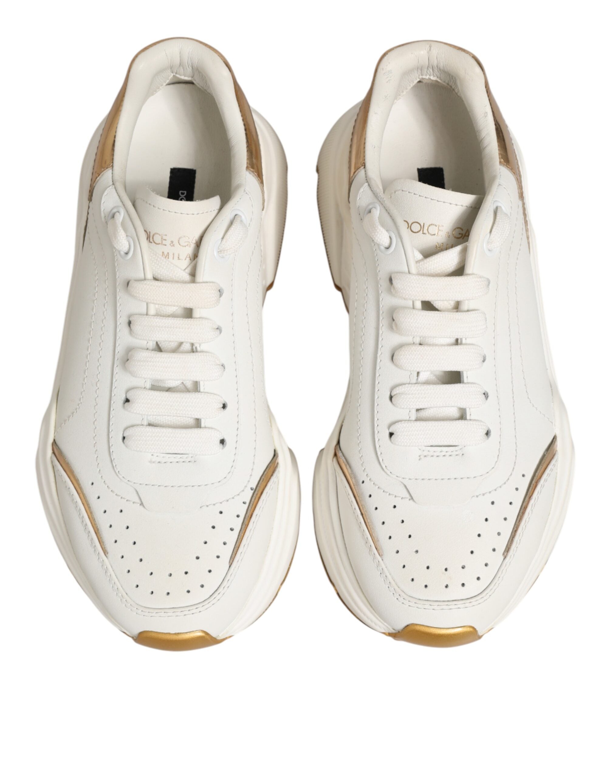Chaussures sneakers basses Dolce & Gabbana Daymaster en or blanc, vue rapprochée, détails de la semelle et design élégant.