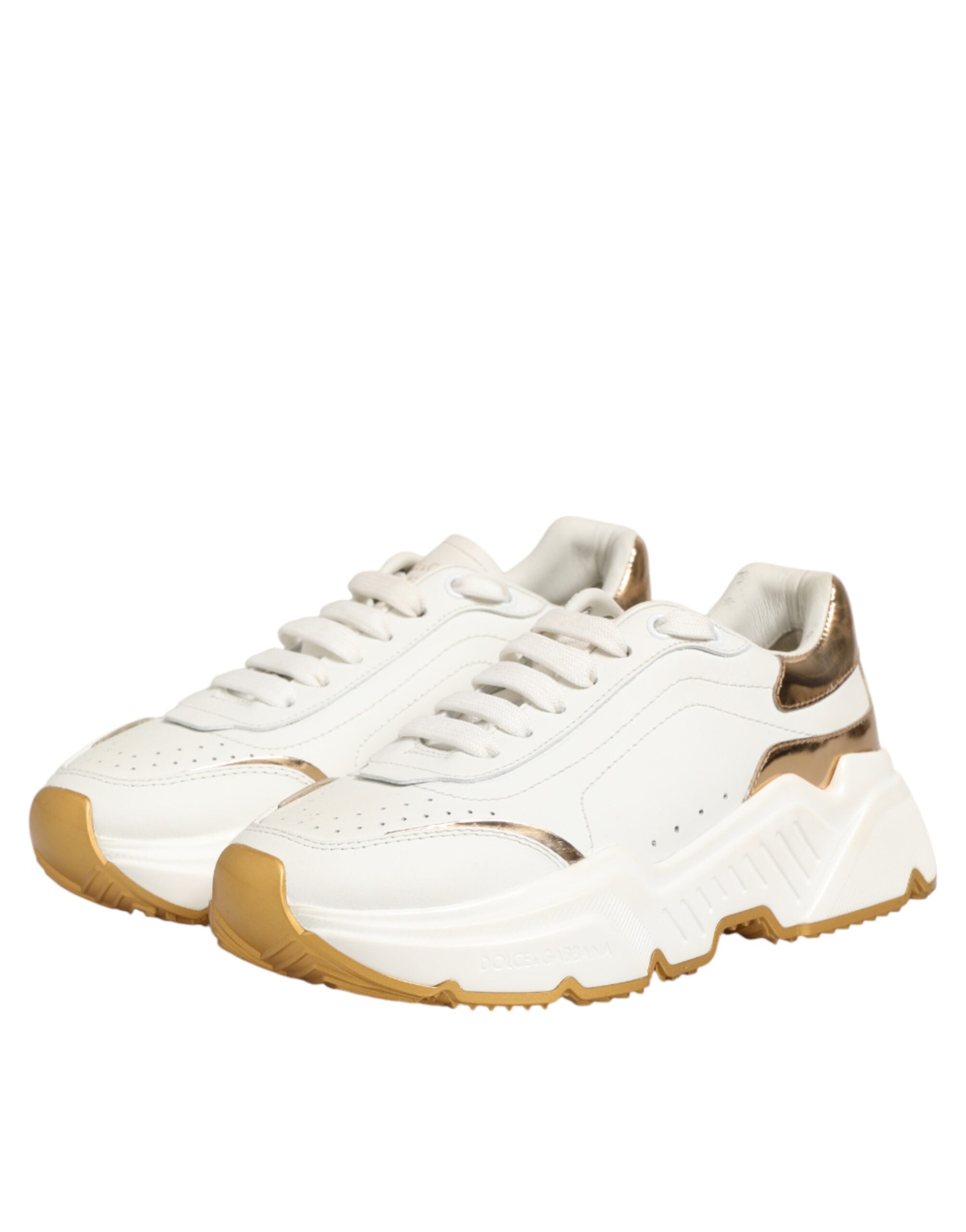 Chaussures basses Dolce & Gabbana Daymaster blanches en or, baskets élégantes avec détails en or brillant.