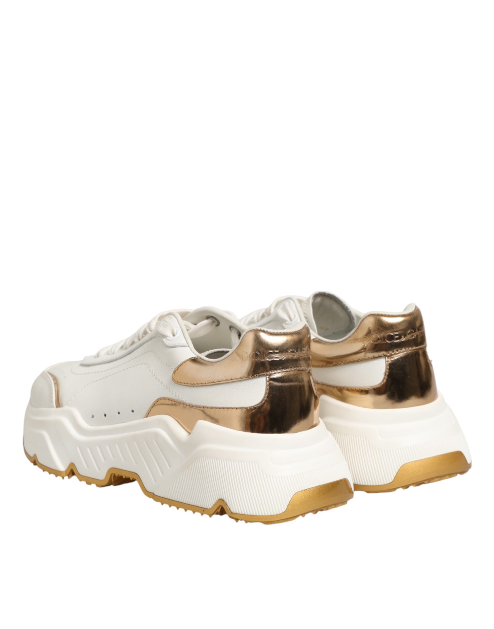 Chaussures basses Dolce & Gabbana Daymaster en or blanc, sneakers élégants pour homme, vue de face sur fond blanc