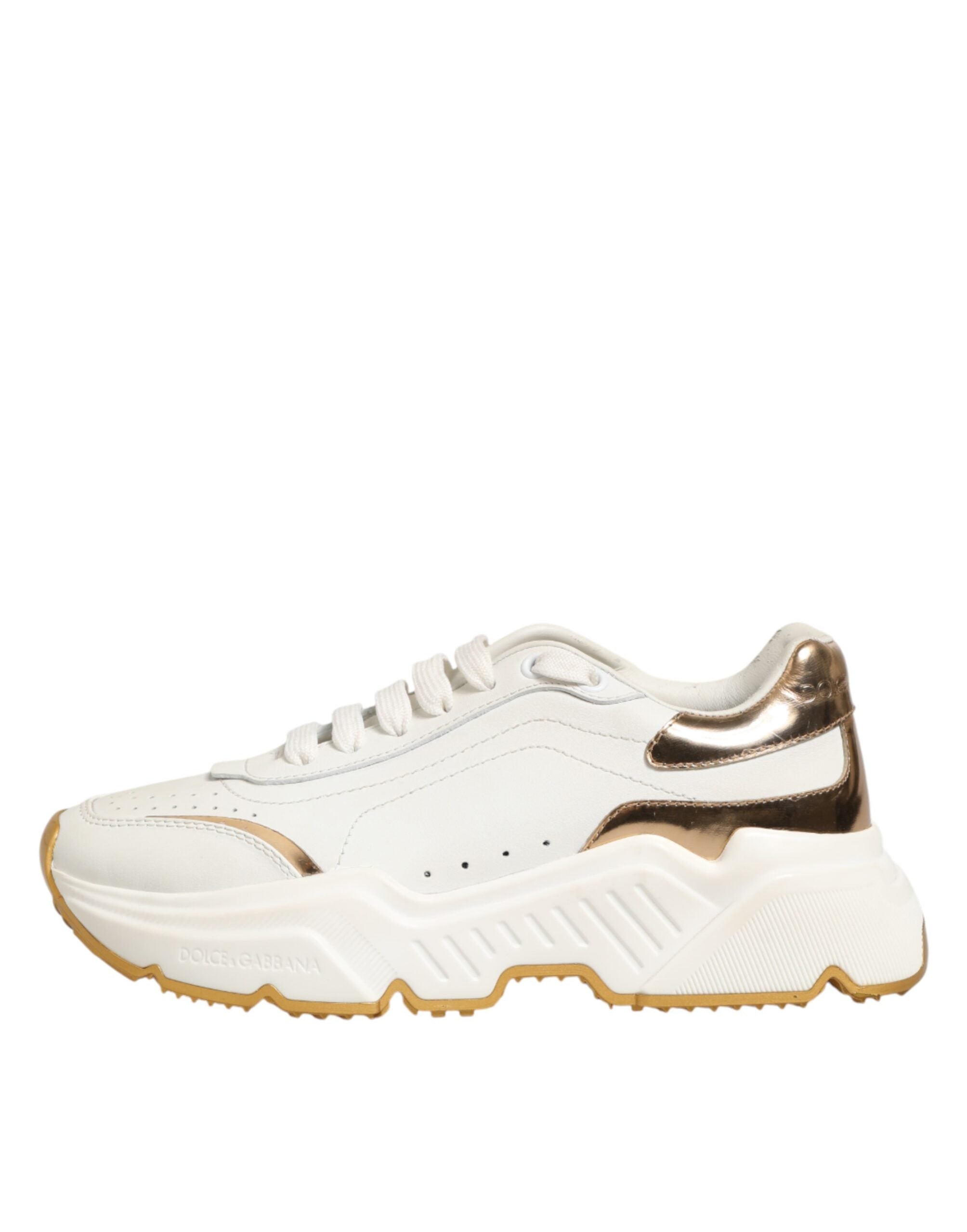 Chaussures basses Dolce & Gabbana Daymaster en or blanc, sneakers en cuir blanc avec détails dorés, vue de face