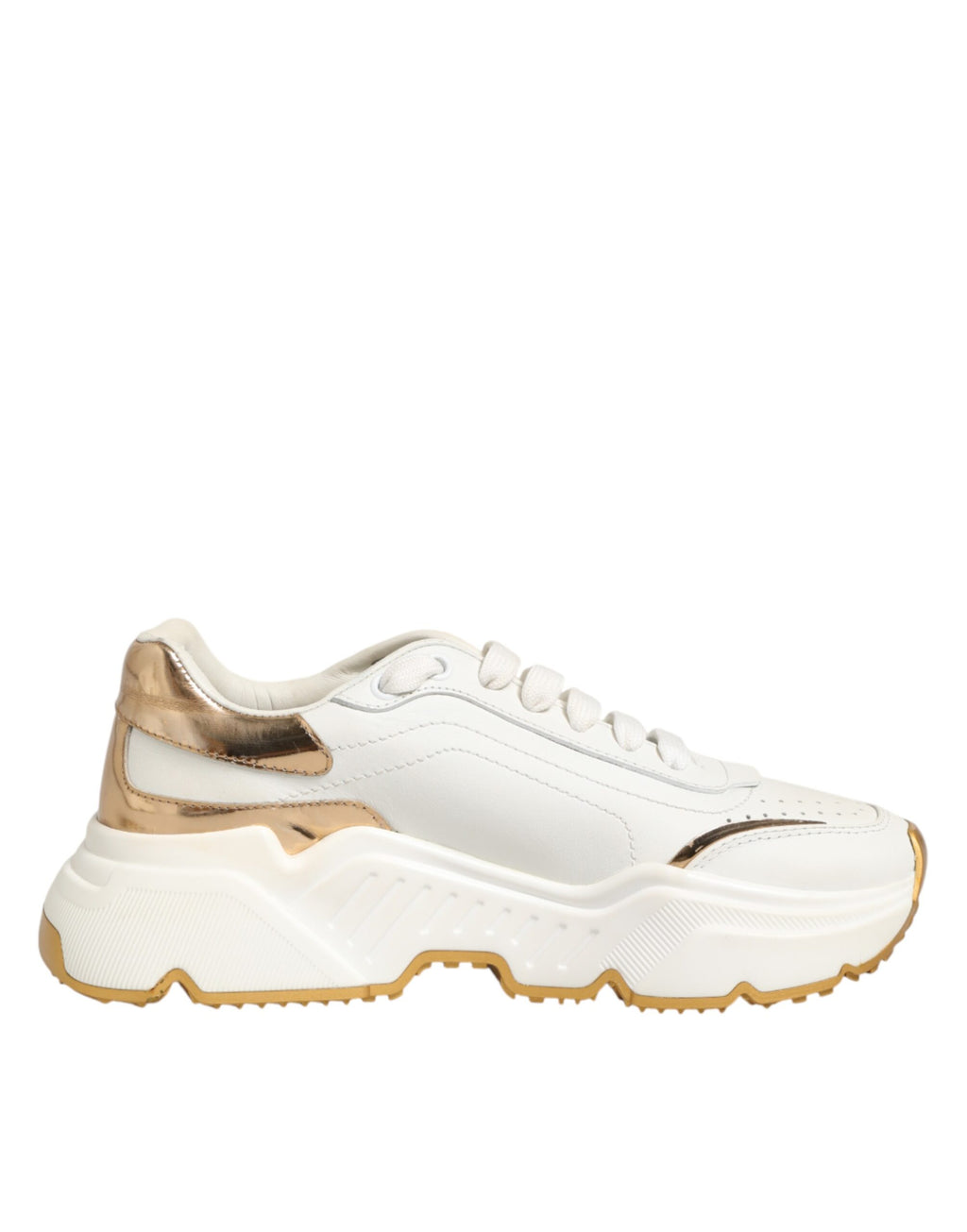 Chaussures sneakers basses Dolce & Gabbana Daymaster en or blanc, vue en gros plan sur le design élégant et la matière brillante.