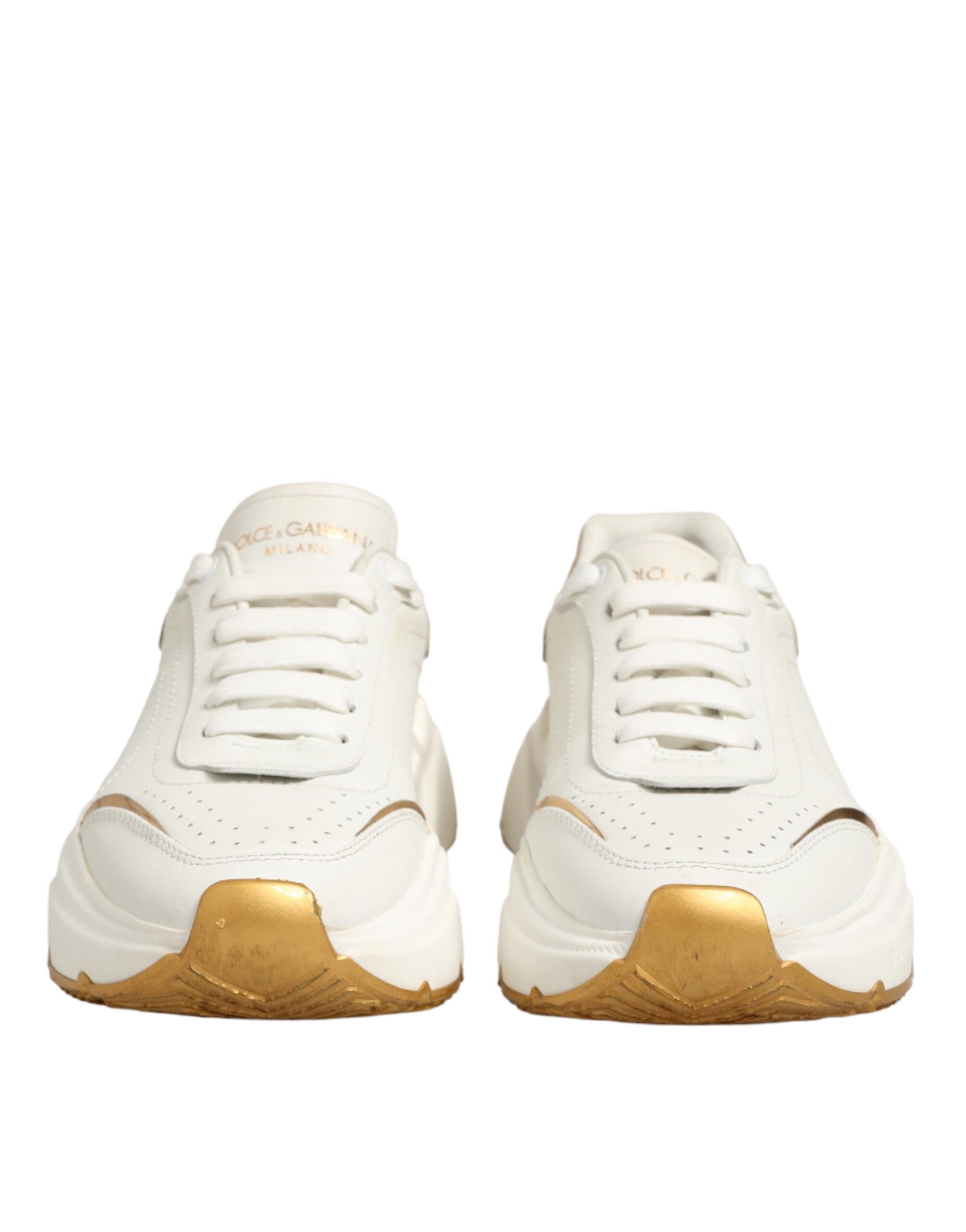 Chaussures basses Dolce & Gabbana Daymaster en or blanc, baskets élégantes en cuir avec détails modernes.
