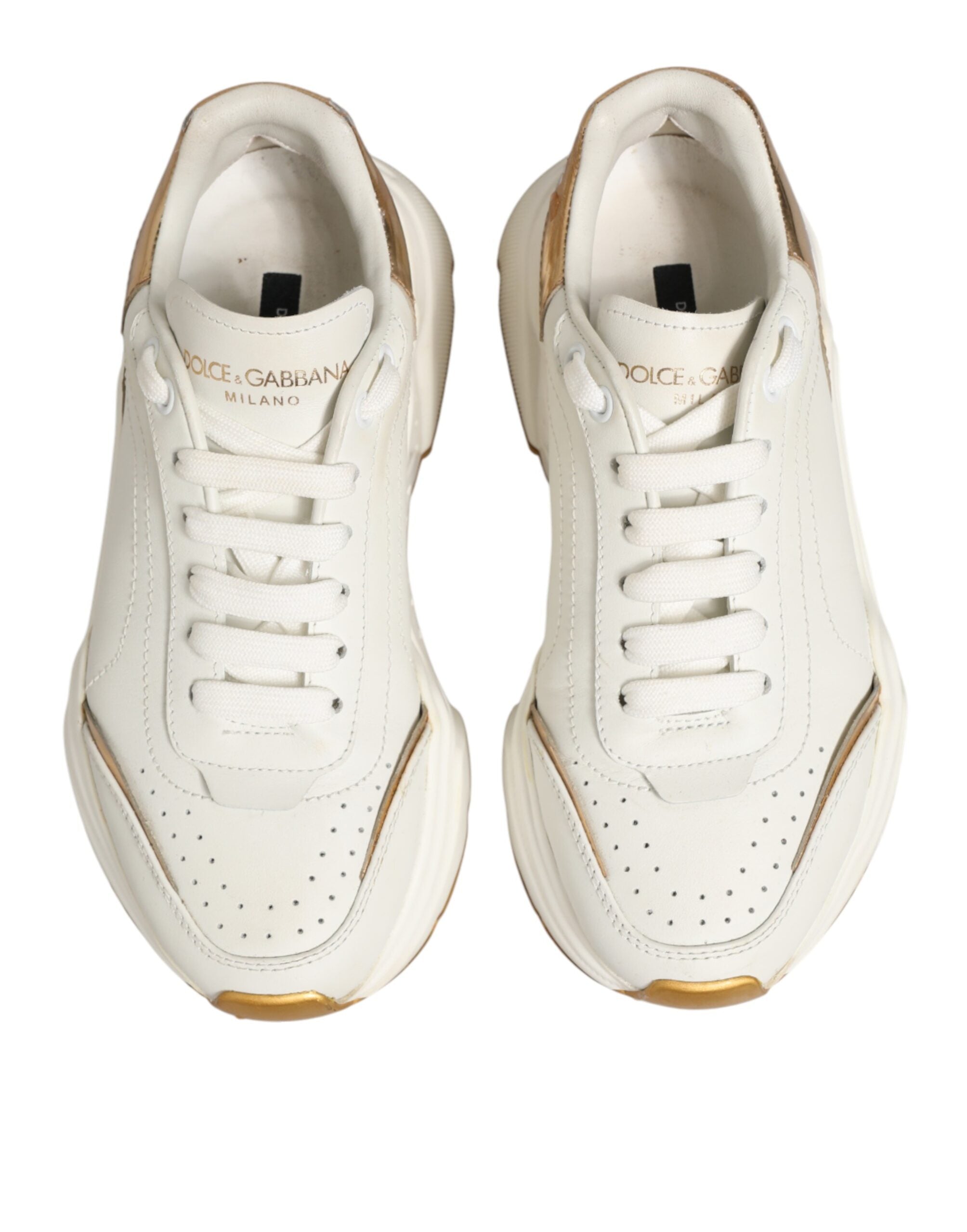 Chaussures basses Dolce & Gabbana Daymaster en or blanc, sneakers de style décontracté avec semelle blanche, vue de face.