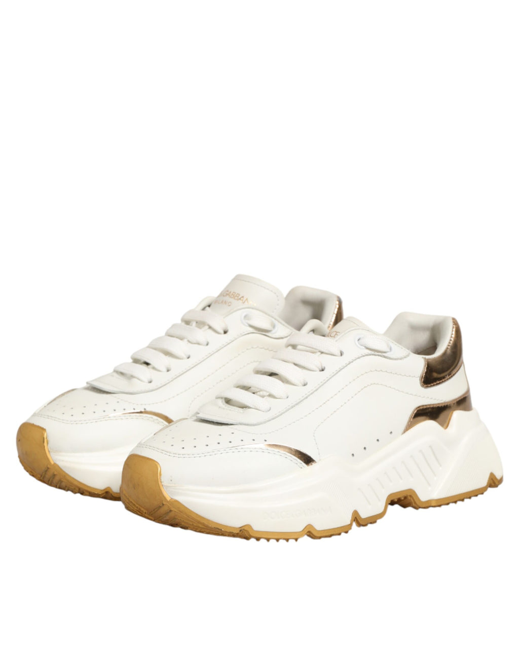 Chaussures sneakers basses Dolce & Gabbana Daymaster en or blanc, visibles en détail sur fond neutre.