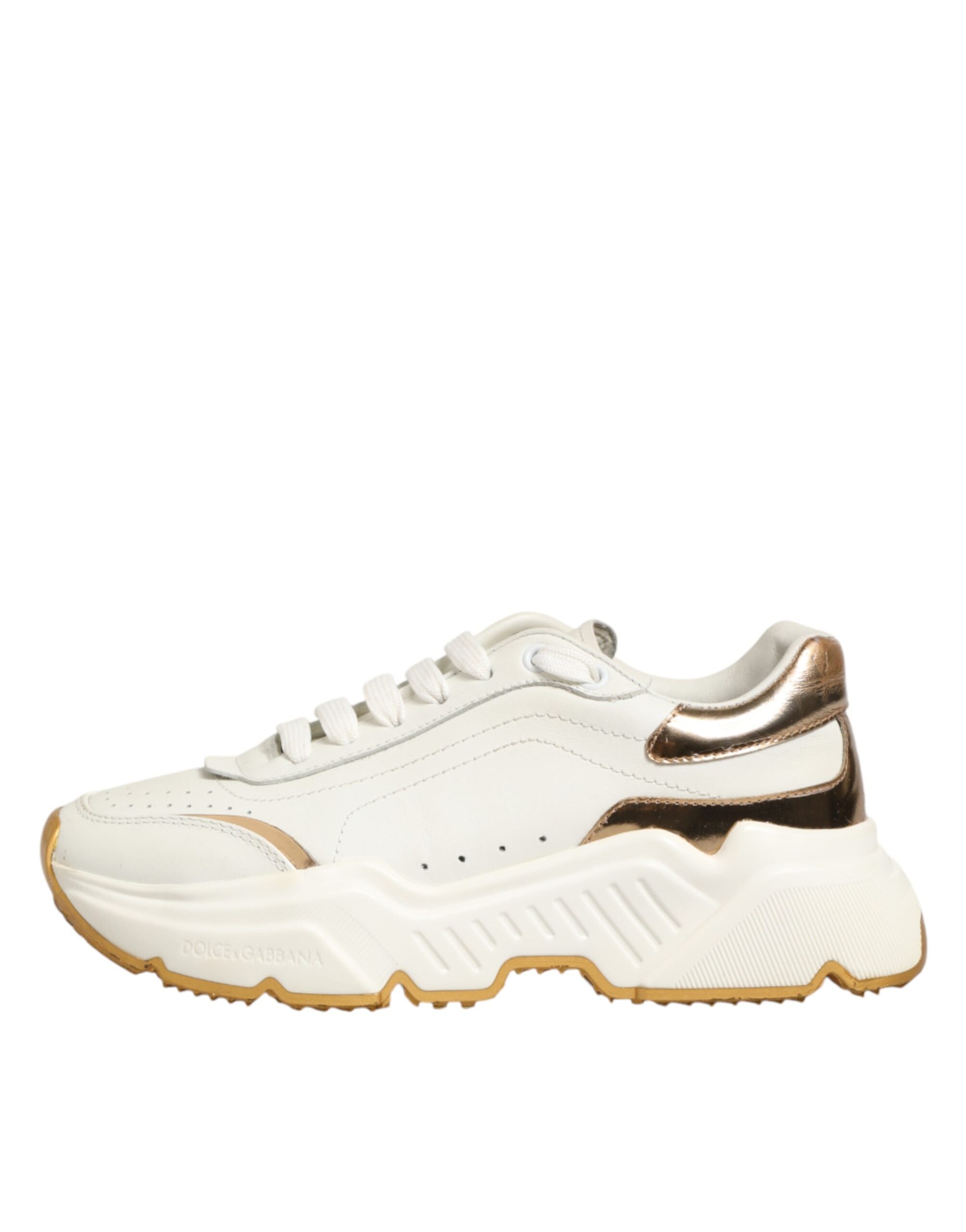 Chaussures sneakers Dolce & Gabbana Daymaster basses en or blanc, style élégant et moderne, vue de face avec détails en or.