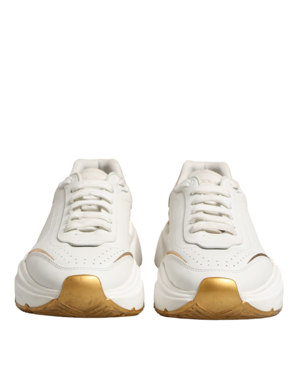 Chaussures sneakers basses Dolce & Gabbana Daymaster en or blanc, vue de face, en cuir avec semelle blanche.