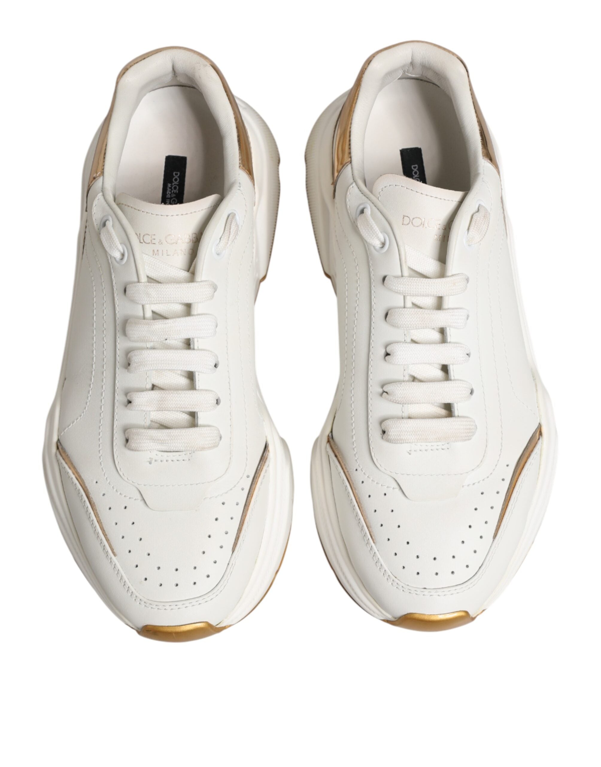 Chaussures basses Dolce & Gabbana Daymaster en or blanc, baskets élégantes en cuir avec design moderne.