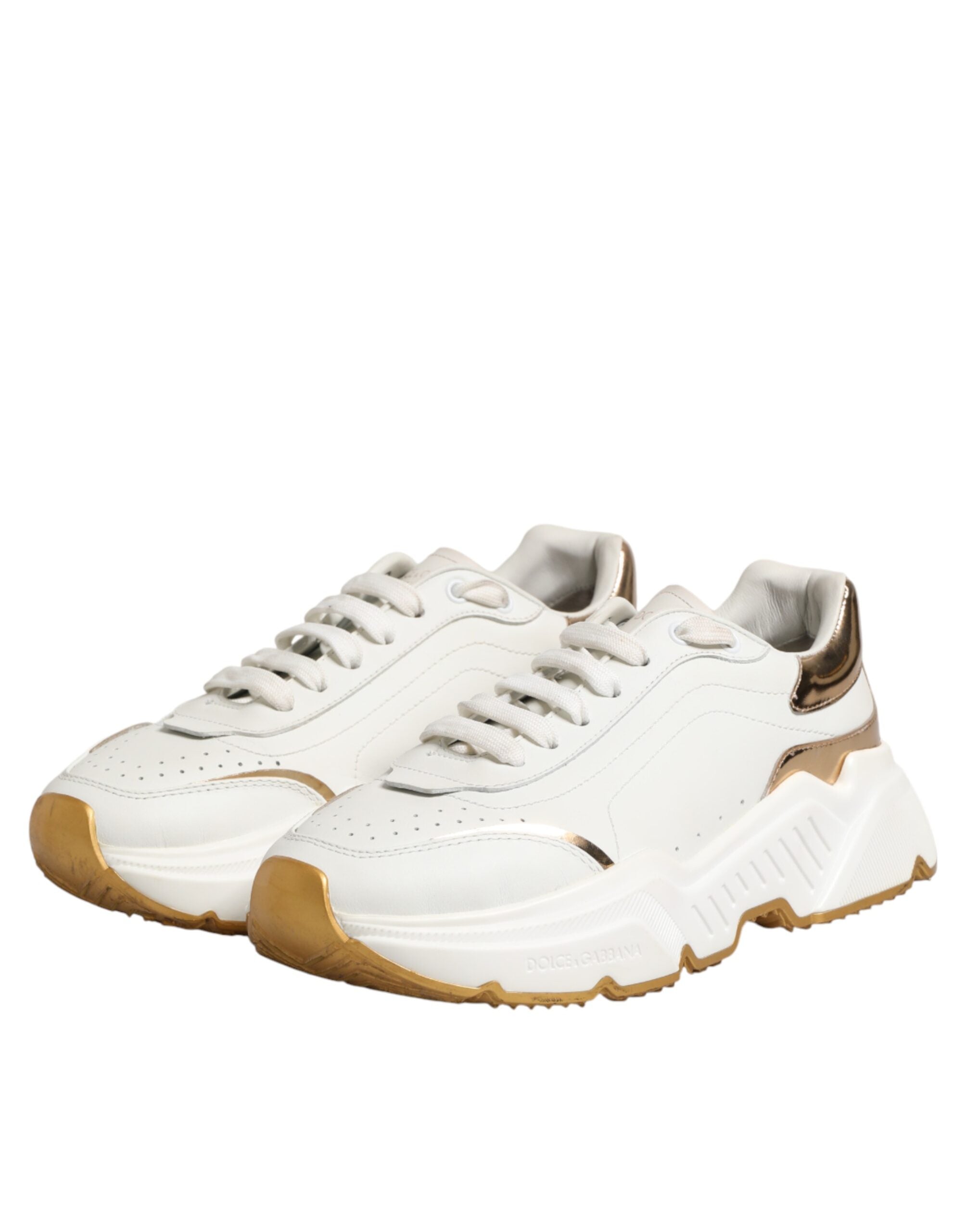 Chaussures sneakers basses Dolce & Gabbana Daymaster en or blanc, vue de face, avec détails en cuir et design élégant.