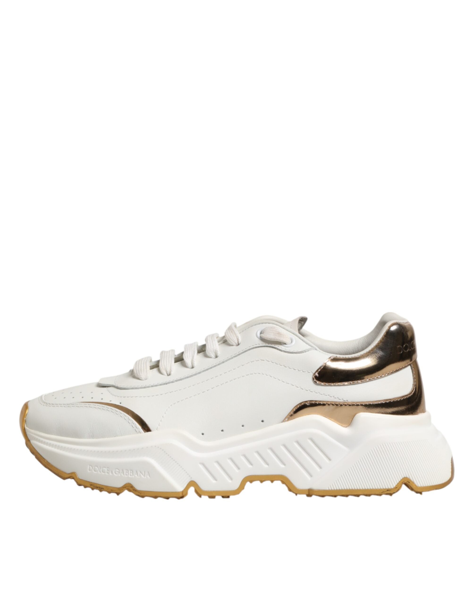 Chaussures sneakers basses Dolce & Gabbana Daymaster en or blanc, vue de face, avec design élégant et détails modernes.