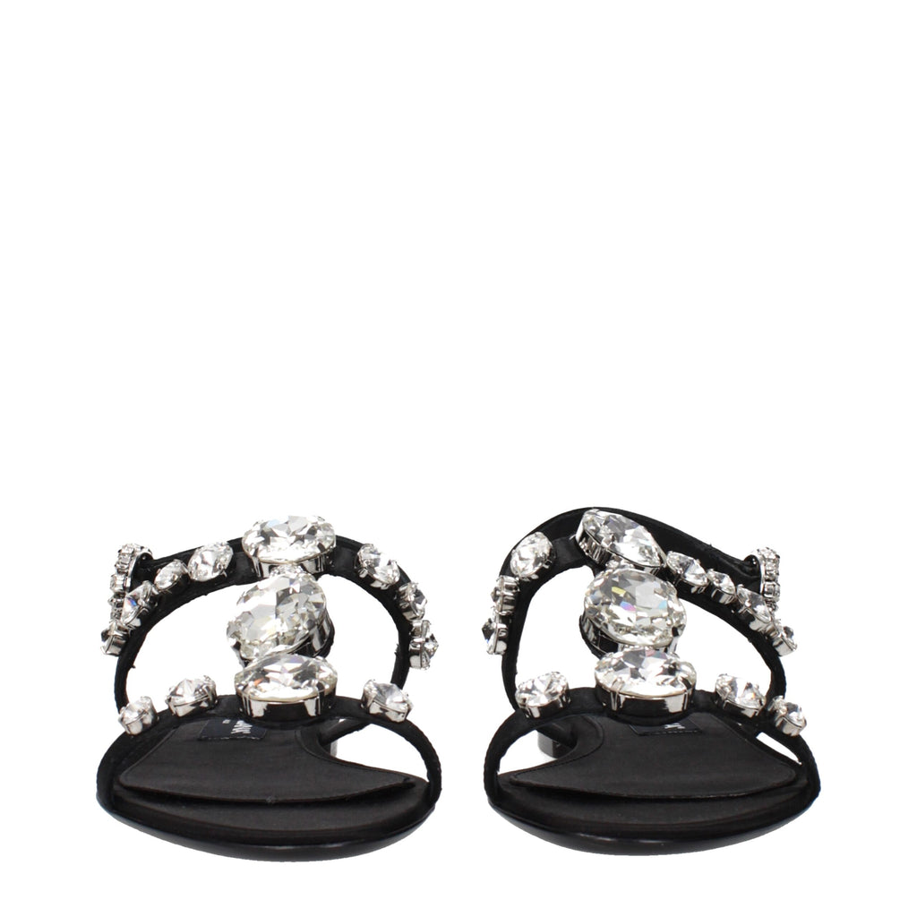 Sandales plates en satin noir de Dolce & Gabbana, élégantes et confortables, visibles sur cette image.