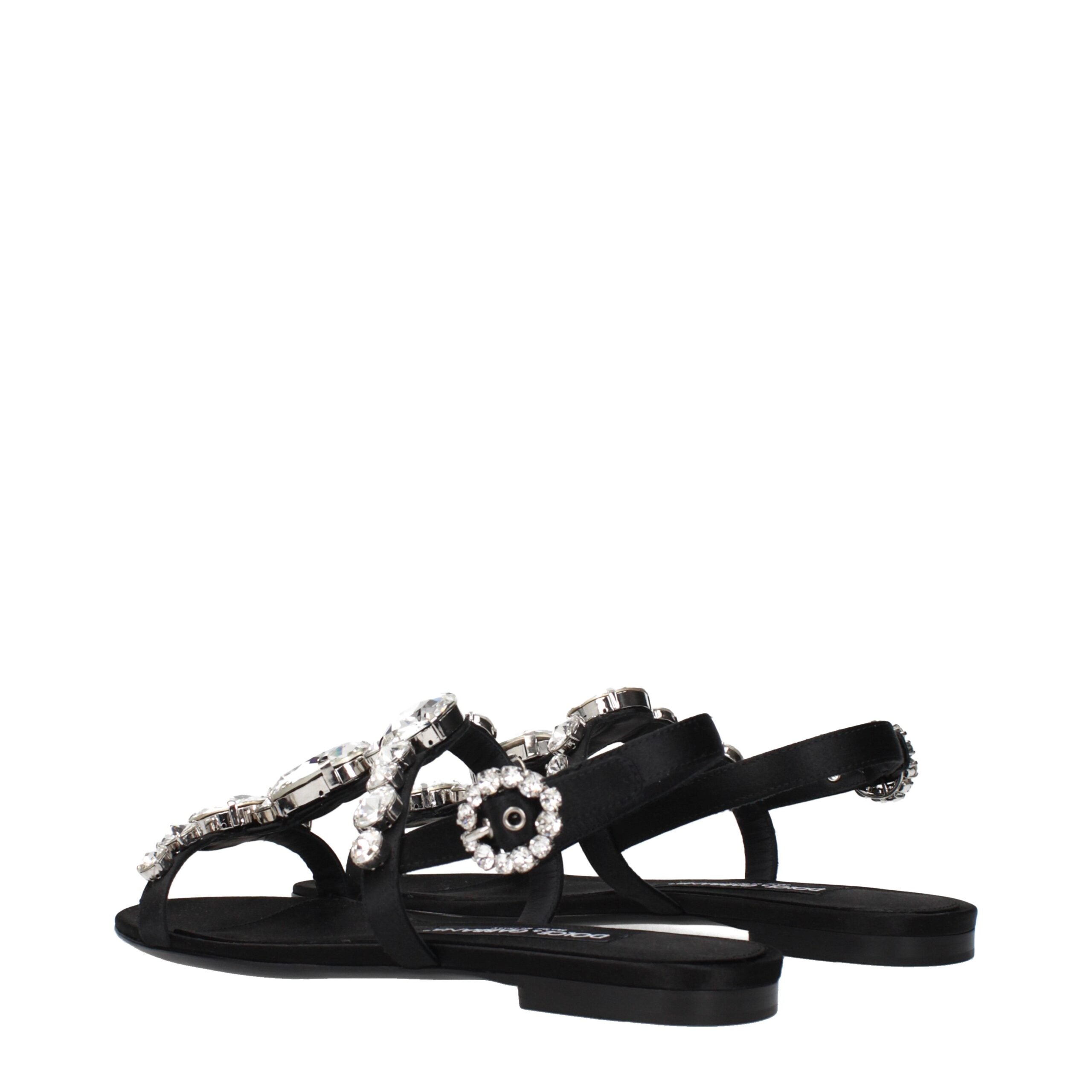 Sandales plates en satin noir de Dolce & Gabbana, élégantes et confortables, avec finition raffinée et design sophistiqué.