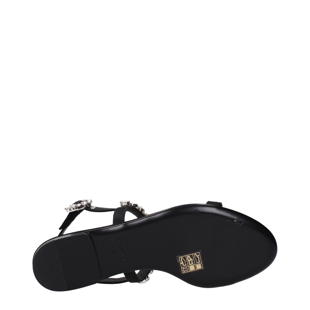 Sandales plates en satin noir de Dolce & Gabbana, élégantes et confortables, avec une finition sophistiquée.