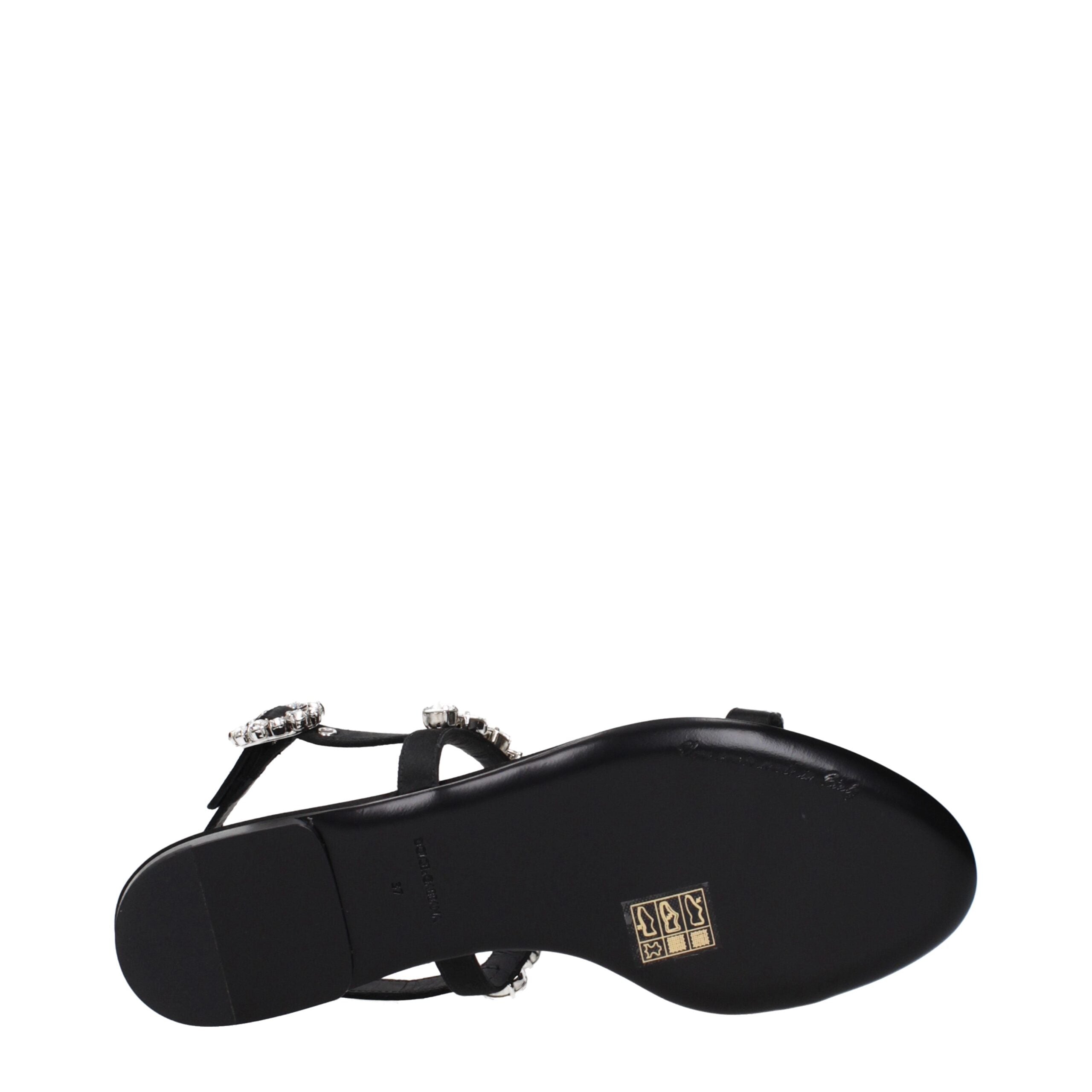 Sandales plates en satin noir de Dolce & Gabbana, élégantes et confortables, avec une finition sophistiquée.