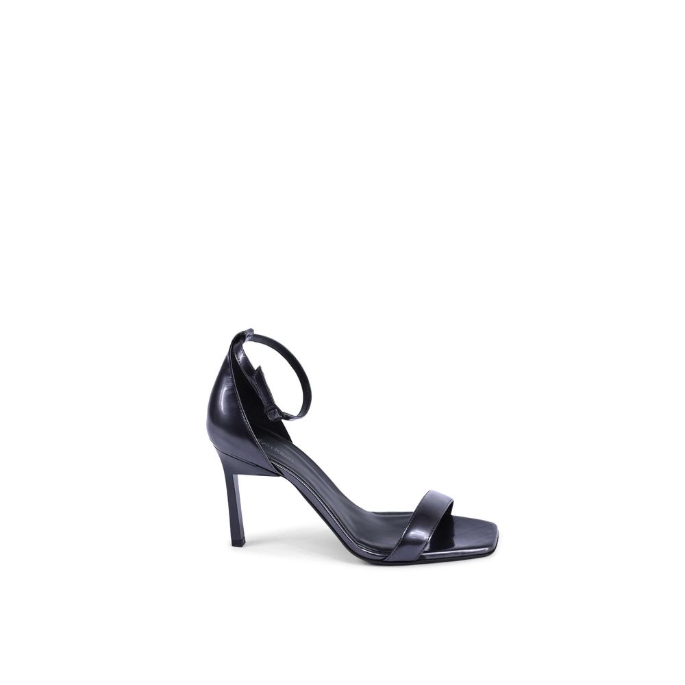 Sandales à talons stilettos en cuir noir de Calvin Klein, vue de côté, avec bride fine et semelle élégante.