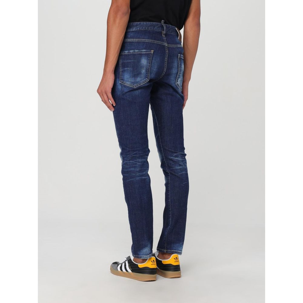 Jeans skinny en coton bleu de Dsquared², coupe ajustée, portée sur un mannequin, détails de couture visibles.