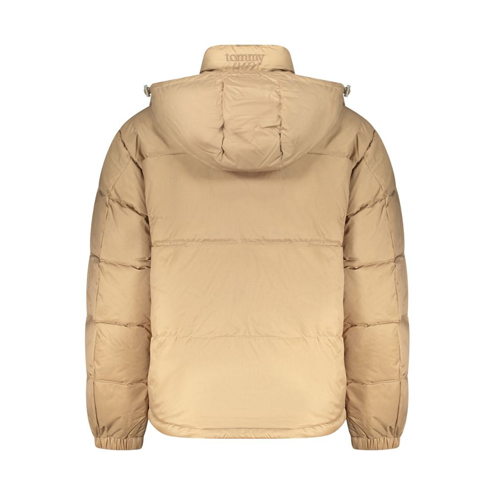 Veste pour homme Tommy Hilfiger beige en polyester, coupe classique et détails subtils visible dans l'image.