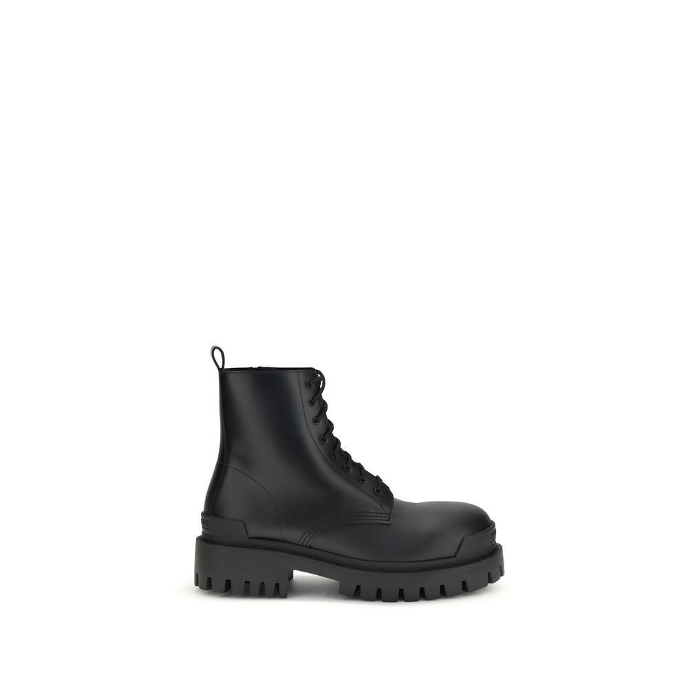 Bottes Balenciaga en cuir de veau noir Bos Taurus à lacets, style moderne et élégant, vues en gros plan.