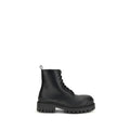 Bottes Balenciaga en cuir de veau noir Bos Taurus à lacets, style moderne et élégant, vues en gros plan.