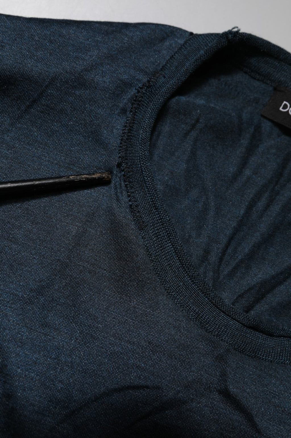 T-shirt homme en soie bleu foncé Dolce & Gabbana à col rond et manches courtes, élégante et confortable.
