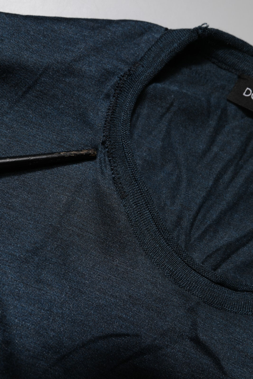 T-shirt homme en soie bleu foncé Dolce & Gabbana à col rond et manches courtes, élégante et confortable.