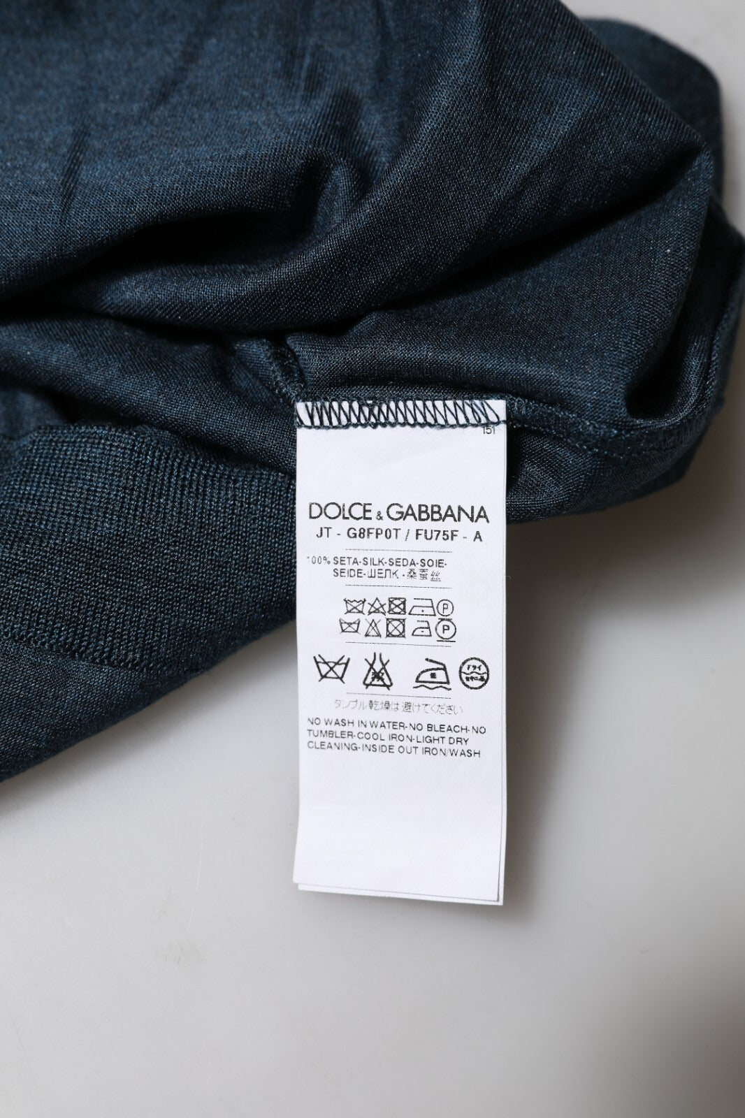 T-shirt à manches courtes en soie bleu foncé Dolce & Gabbana, col rond, style élégant et sophistiqué.