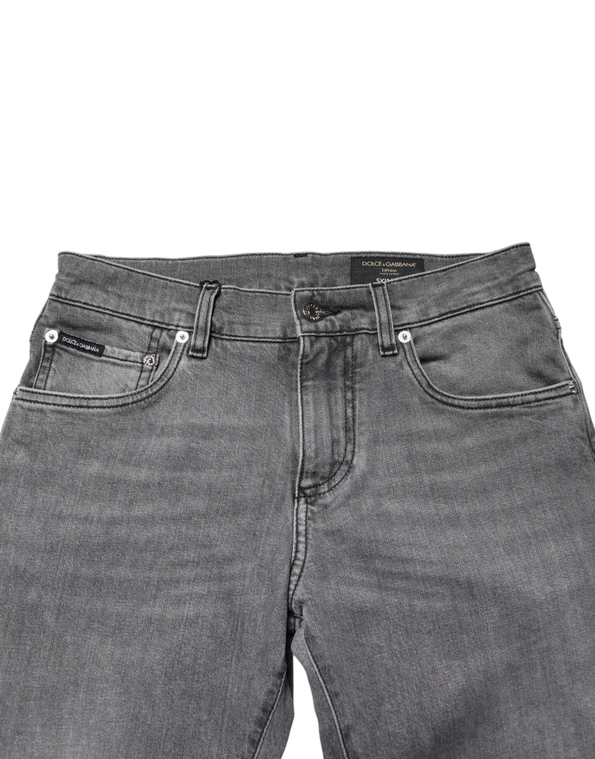 Jeans slim en coton gris Dolce & Gabbana à taille moyenne, coupe skinny, visible en détail sur l'image.