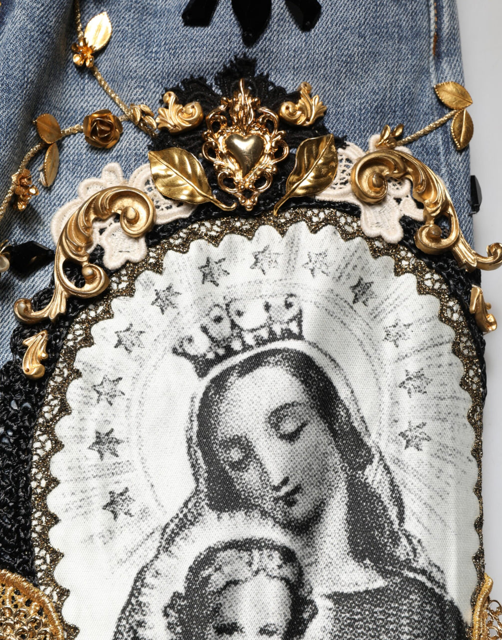 Jeans en denim coton bleu Dolce & Gabbana avec déchirures et embellissements, mode élégante et décontractée.
