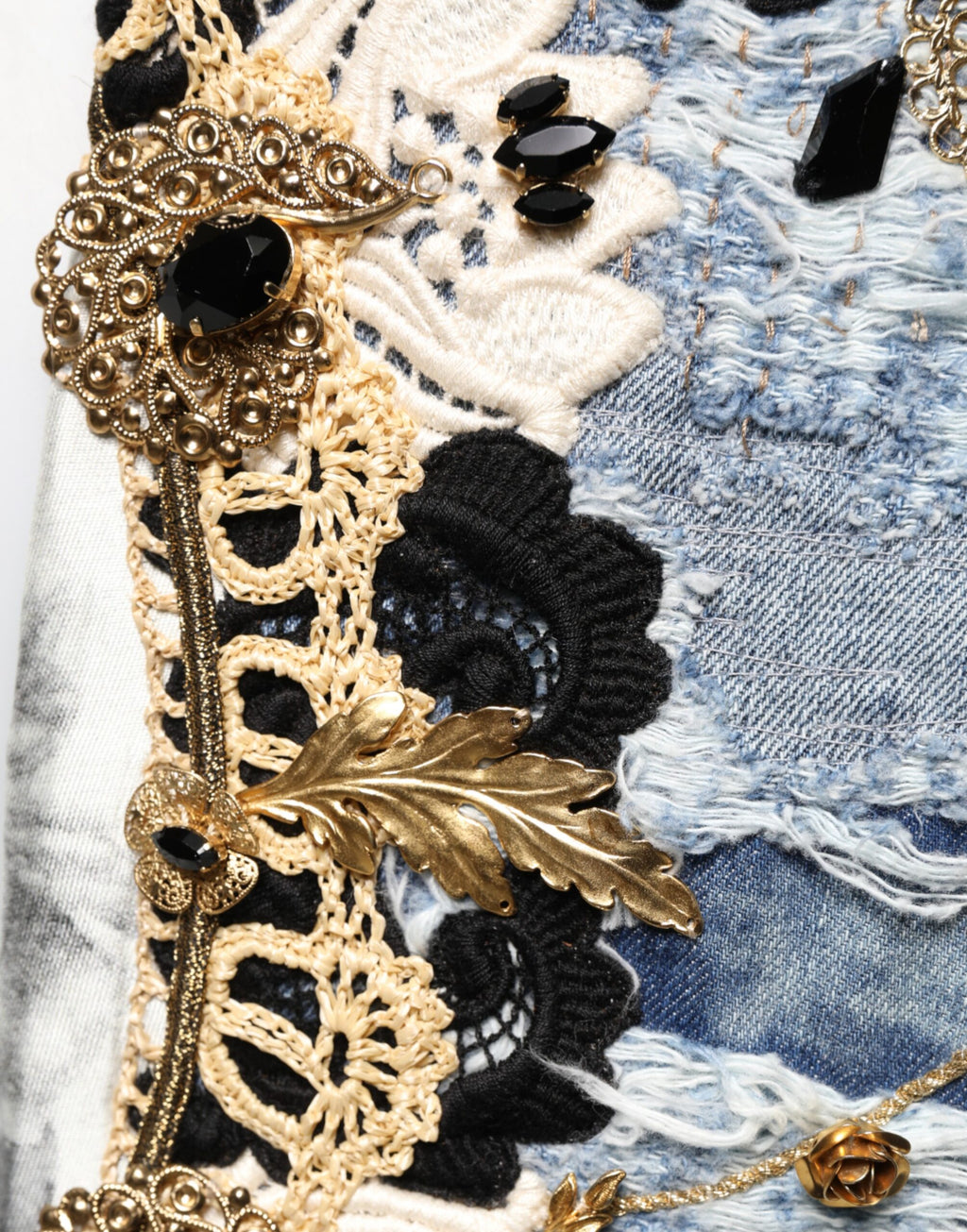 Jeans en denim coton bleu Dolce & Gabbana avec déchirures et embellissements, mode élégante et décontractée.