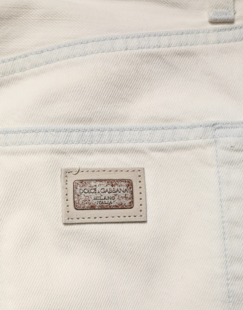 Pantalon homme Dolce & Gabbana en denim blanc, coupe skinny en coton, style slim, visible sur un mannequin.