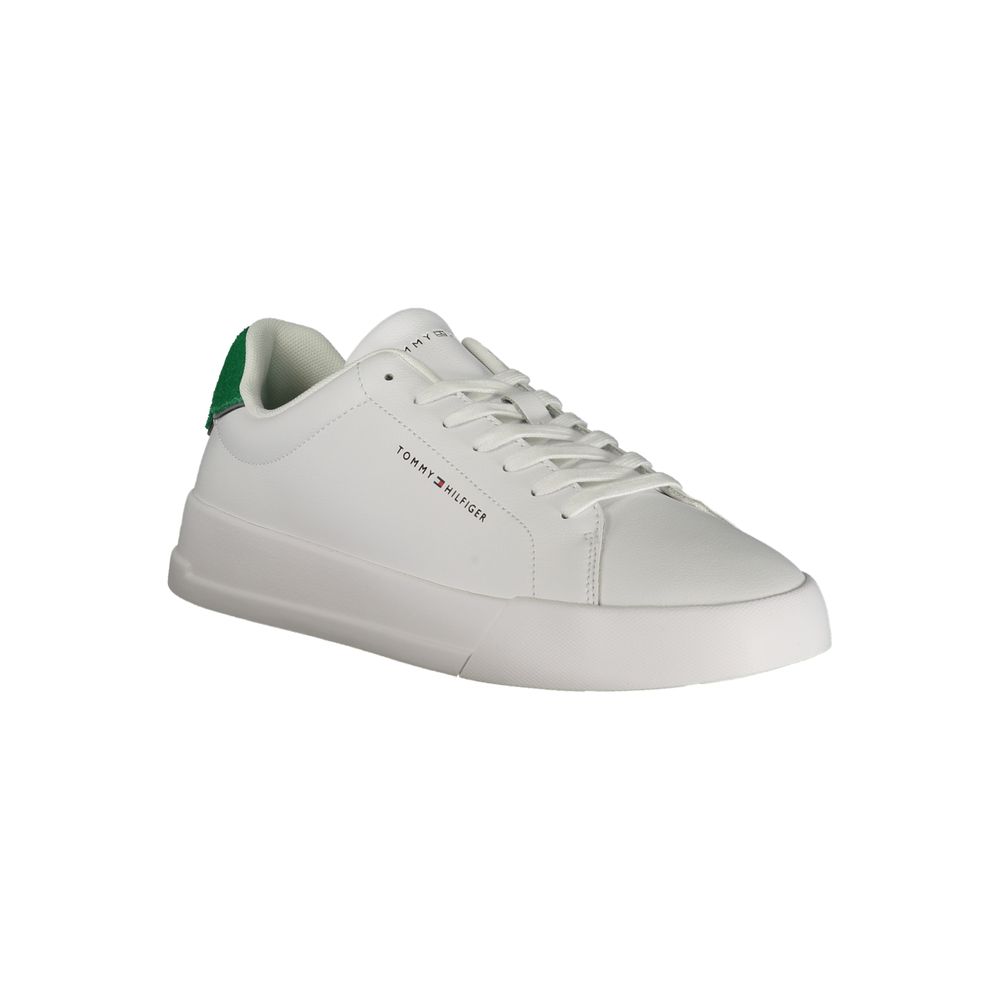 Chaussures sneakers blanches pour hommes Tommy Hilfiger en polyuréthane, vue de côté avec semelle blanche.