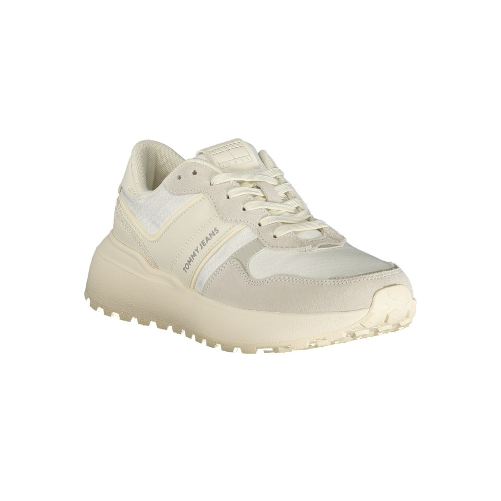 Sneakers blanches en polyuréthane pour femmes de Tommy Hilfiger, design moderne avec semelle blanche, vue de face.