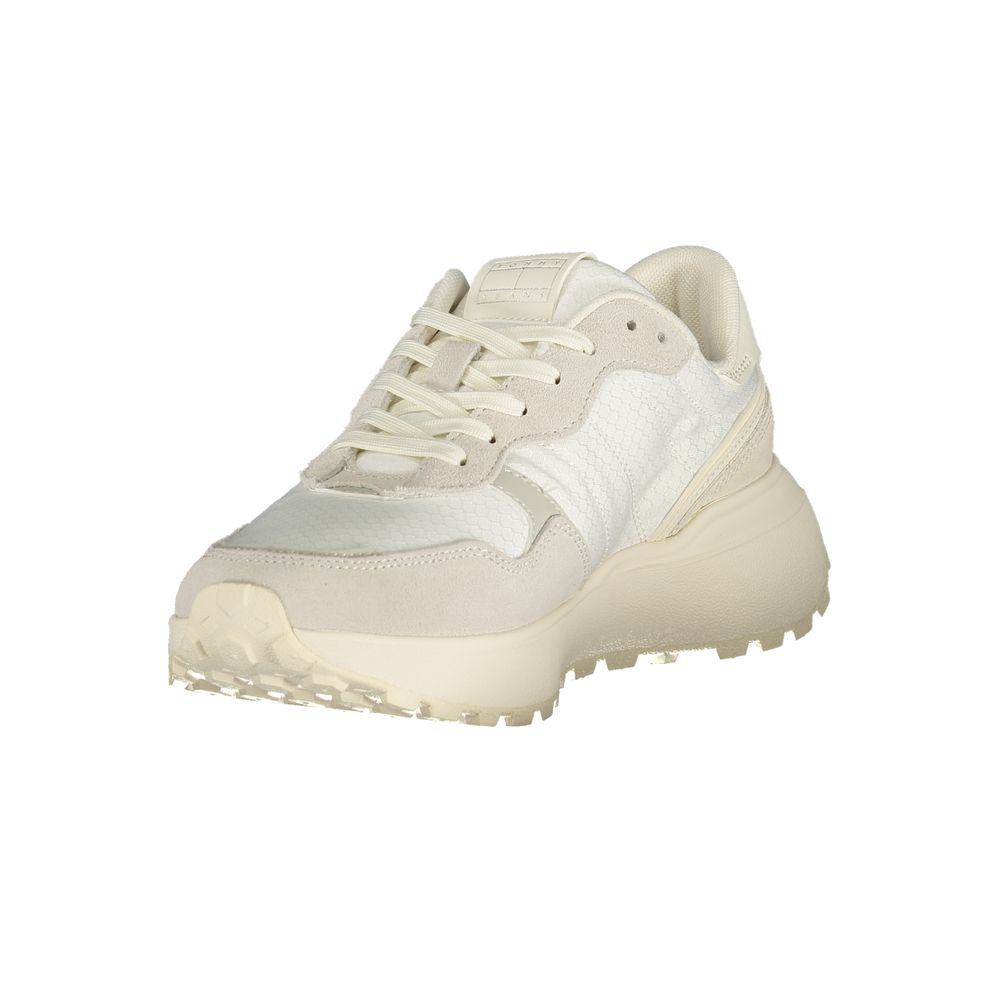 Sneakers blanches en polyuréthane pour femmes de Tommy Hilfiger, design moderne et confort élégant visible sur l'image.