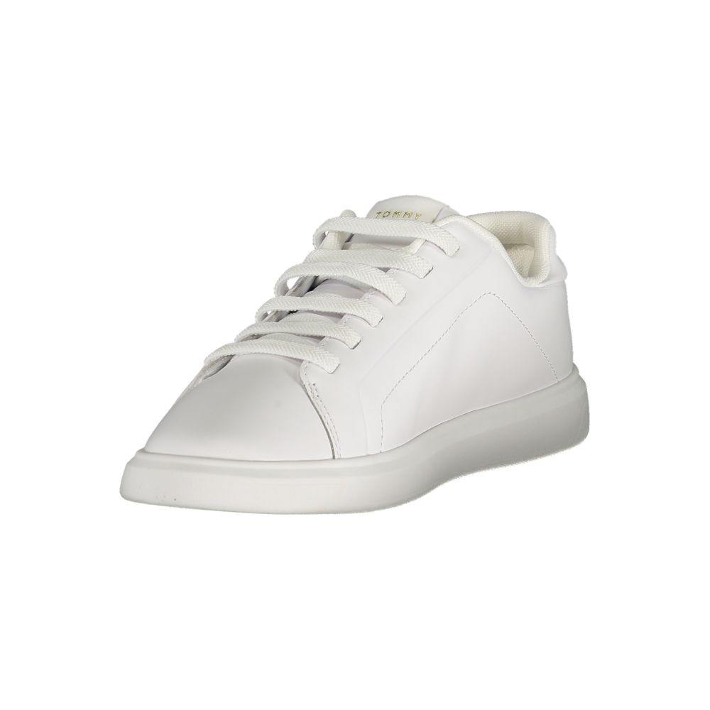 Sneakers blanches en polyuréthane pour femmes de la marque Tommy Hilfiger, vue de face avec détails de la semelle et des lacets.