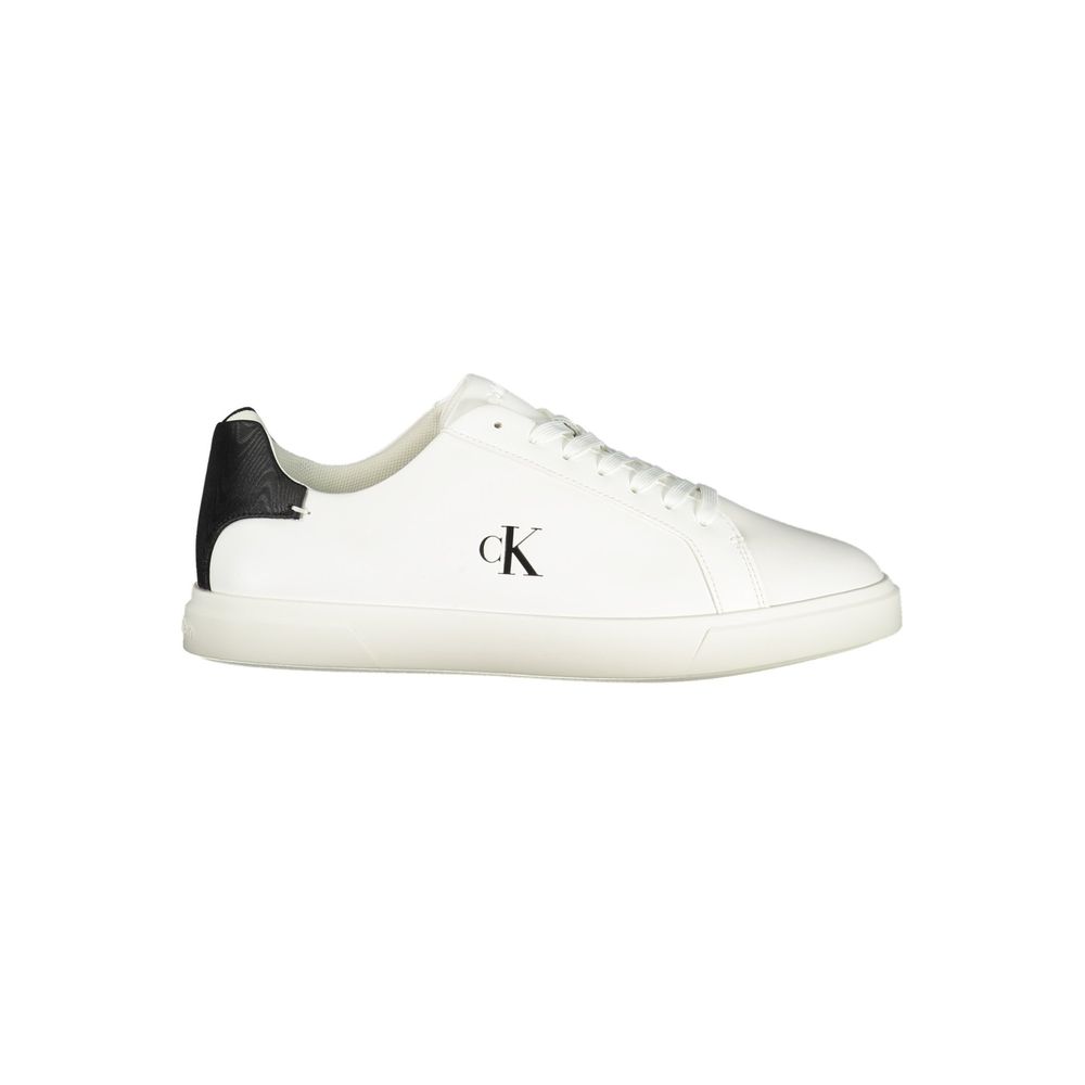 Chaussures sneakers femmes Calvin Klein en polyuréthane blanc, moderne et élégantes, vue de côté.