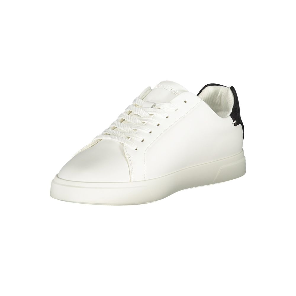 Chaussures sneakers pour femmes Calvin Klein en polyuréthane blanc, style moderne et confortable.