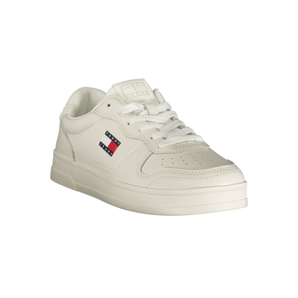 Sneakers blanches en polyuréthane pour femmes de la marque Tommy Hilfiger, vue de côté avec détails modernes.