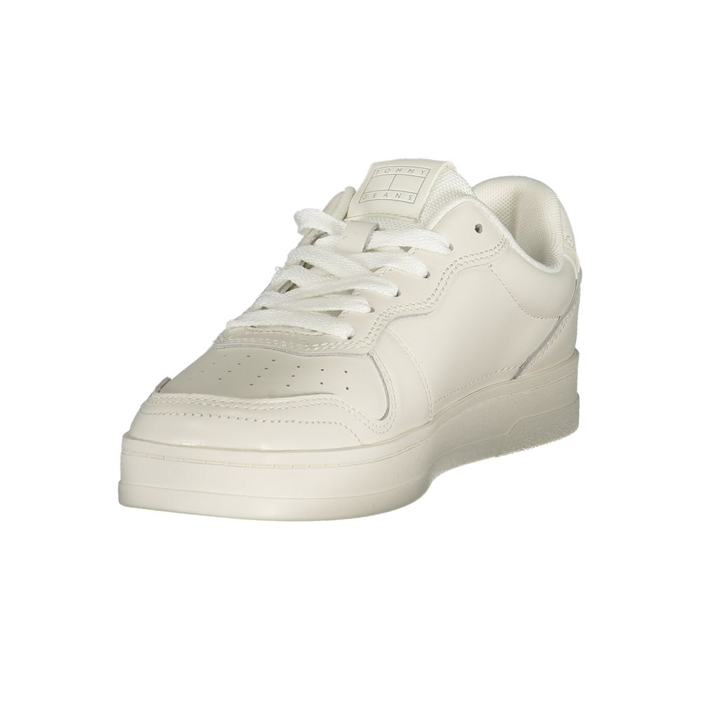 Sneakers en polyuréthane blanches pour femme de Tommy Hilfiger, style moderne et élégant, vue de face.