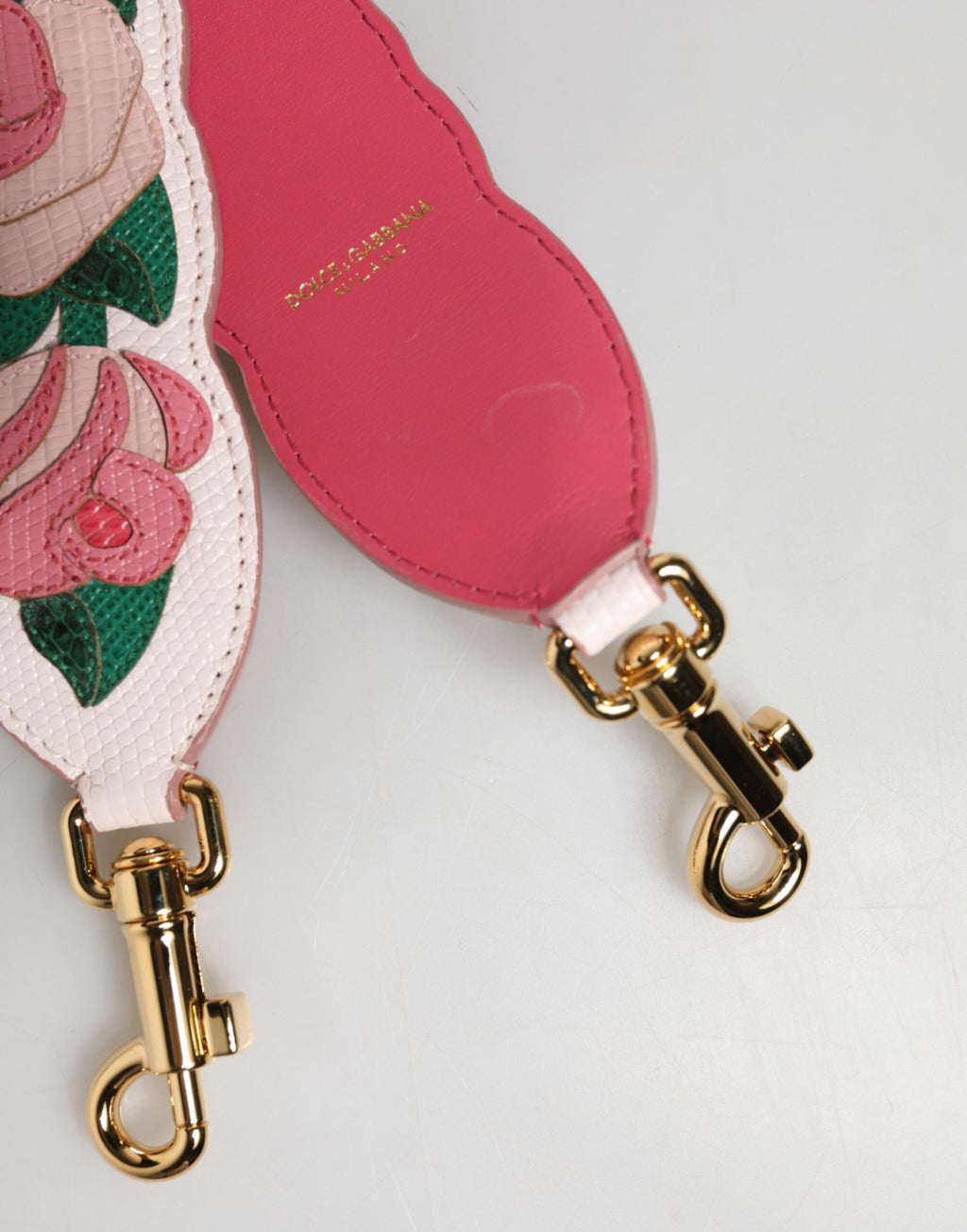 Accessoire de sac Dolce & Gabbana en cuir de veau blanc avec motif floral, conçu pour une bandoulière élégante.