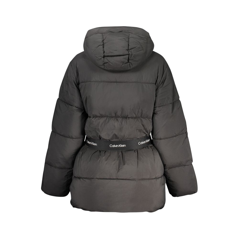 Veste noire en nylon pour femmes de la marque Calvin Klein, coupe moderne et design épuré visible sur l'image.