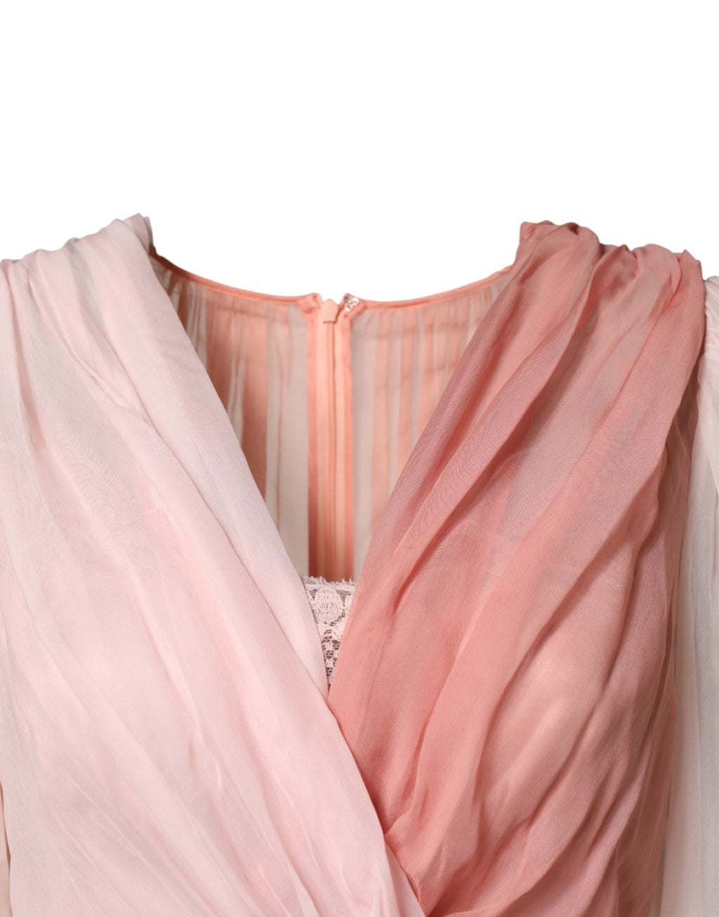 Robe longue en soie rose en tulle avec manches longues et décolleté en V, signée Dolce & Gabbana.