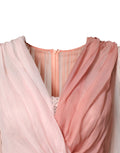 Robe longue en soie rose en tulle avec manches longues et décolleté en V, signée Dolce & Gabbana.