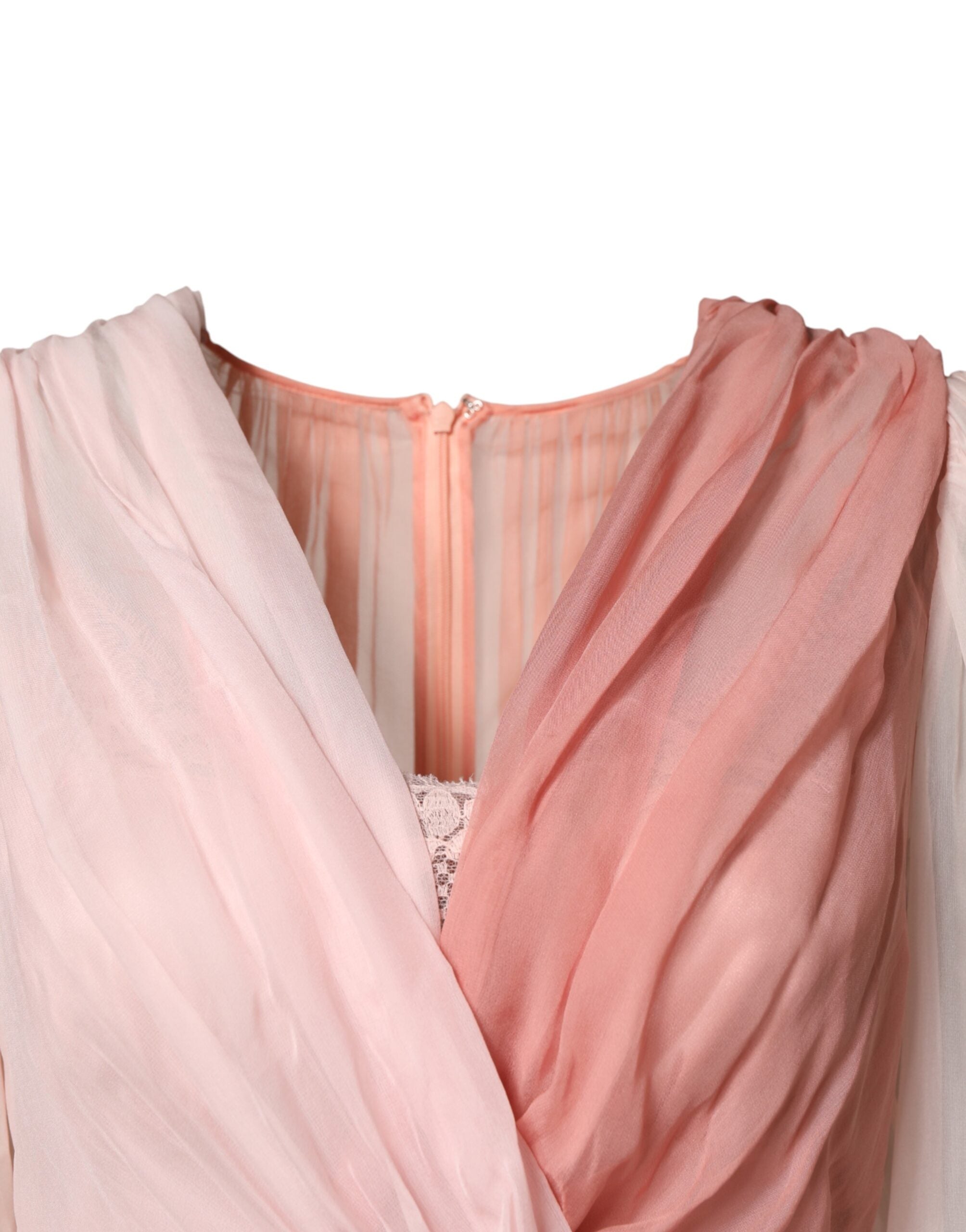 Robe longue en soie rose en tulle avec manches longues et décolleté en V, signée Dolce & Gabbana.