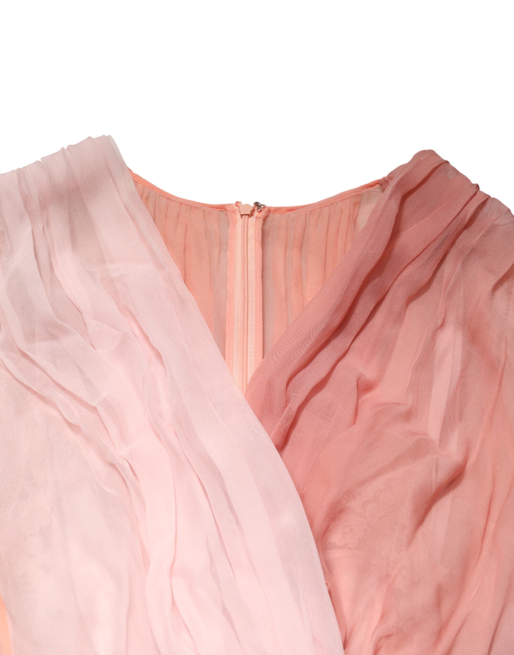 Robe longue en mousseline de soie rose avec manches longues et décolleté en V de Dolce & Gabbana, élégante et raffinée.