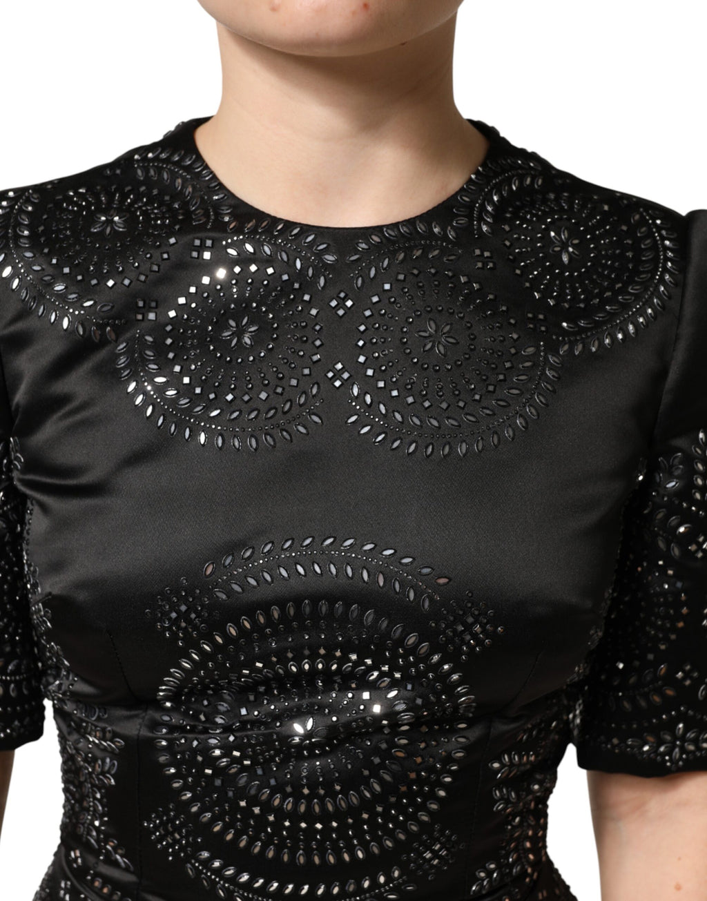 Robe courte à manches avec embellissements en noir de Dolce & Gabbana, coupe ajustée et détails décoratifs élégants.