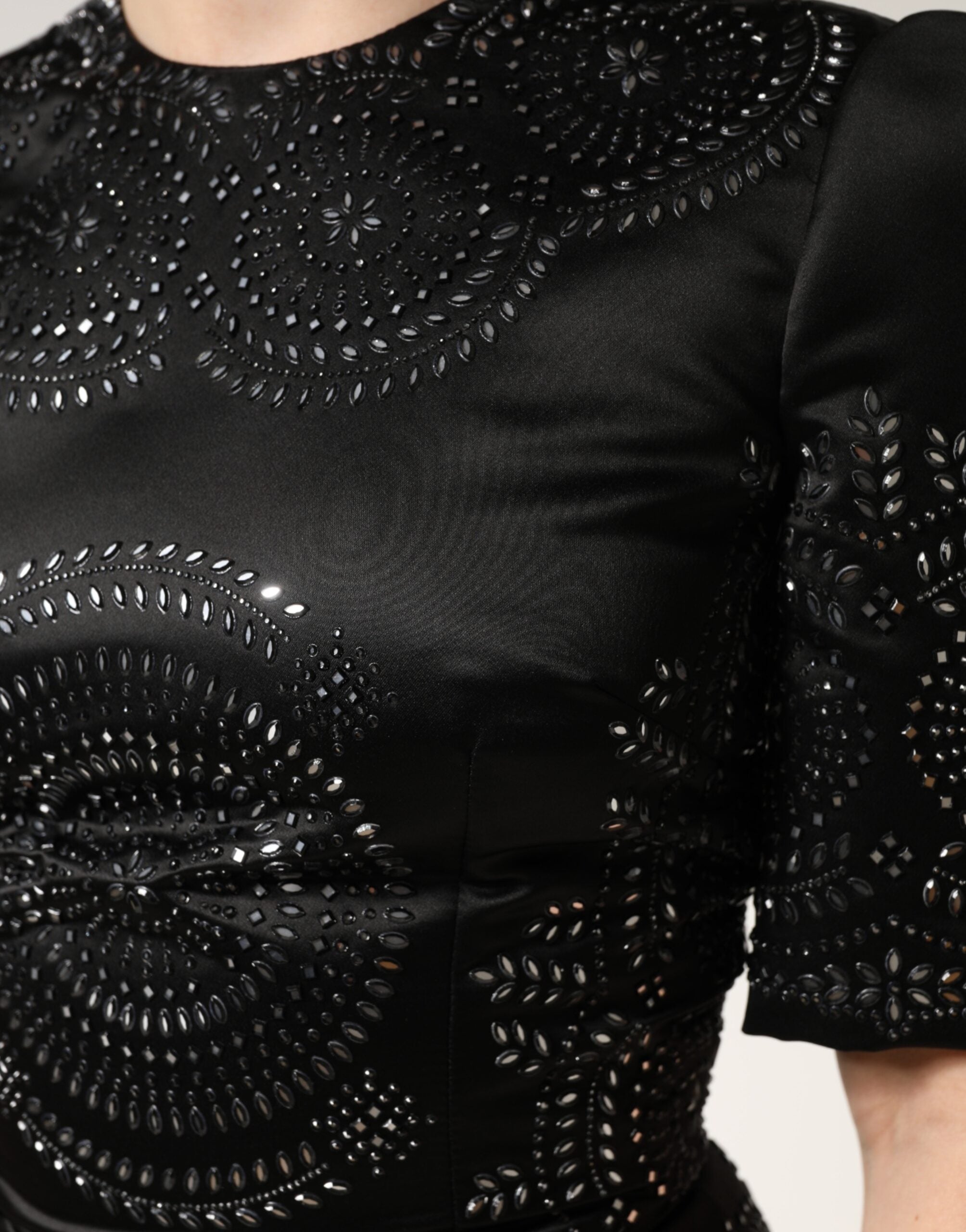 Robe courte noire Dolce & Gabbana à manches courtes avec embellissements, coupe ajustée et élégante.